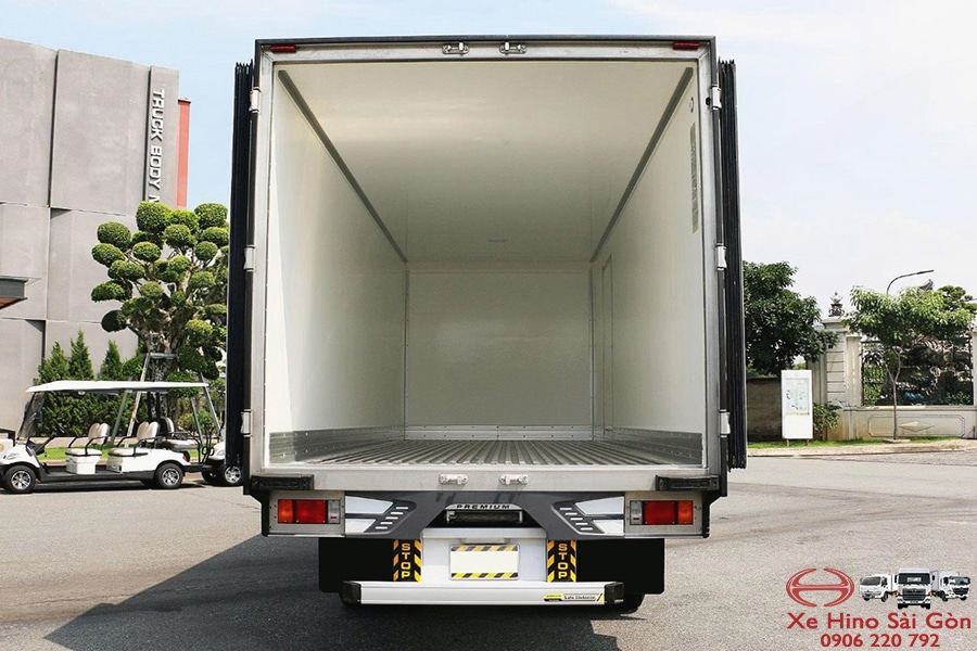 Xe Tải Isuzu FRR650 6.5 Tấn Thùng Bảo Ôn 6.7m