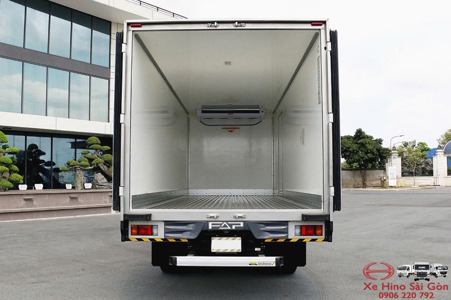 Xe Tải Isuzu FRR650 6.5 Tấn Thùng Đông Lạnh 6.7m