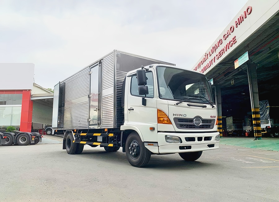 Xe Tải Hino FC9JJTC 6.5 Tấn Thùng Kín 5.7m