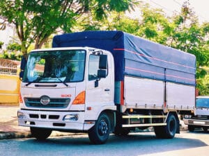 Xe Tải Hino FC9JJTC 6.5 Tấn Thùng Mui Bạt Nhôm 5.7m