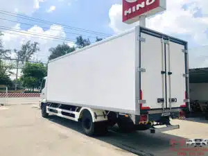 Xe Tải Hino FC9JLTC 6.5 Tấn Thùng Đông Lạnh 6.7m