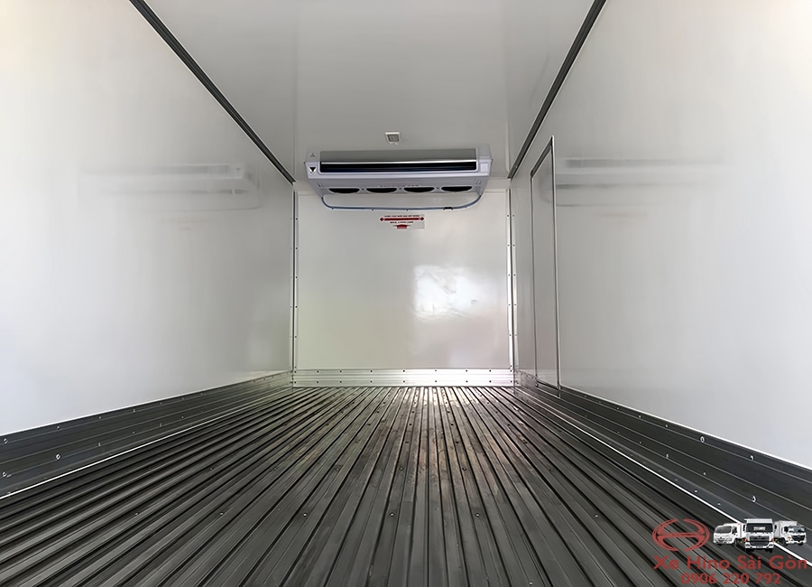 Xe Tải Hino FC9JLTC 6.5 Tấn Thùng Đông Lạnh 6.7m