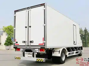 Xe Tải Hino FG8JT8A 8 Tấn Thùng Bảo Ôn Quyền 7.9m