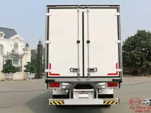 Xe Tải Hino FG8JT8A 8 Tấn Thùng Bảo Ôn Quyền 7.9m