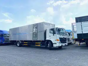 Xe Tải Hino FG8JT8A 8 Tấn Thùng Kín 10m