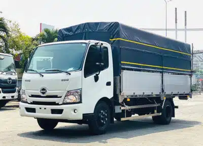 Xe Tải Hino XZU710 2.4 Tấn Thùng Mui Bạt 4.5m