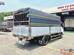 Xe Tải Hino XZU710 2.4 Tấn Thùng Mui Bạt 4.5m