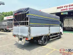 Xe Tải Hino XZU710 2.4 Tấn Thùng Mui Bạt 4.5m