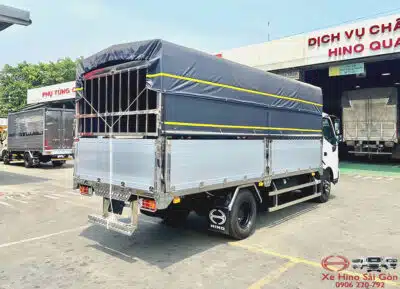 Xe Tải Hino XZU710 2.4 Tấn Thùng Mui Bạt 4.5m