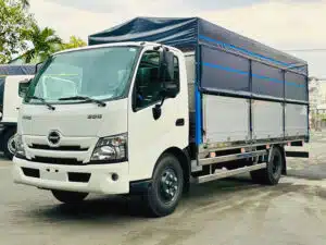 Xe Tải Hino XZU730 5 Tấn Thùng Mui Bạt 5.7m