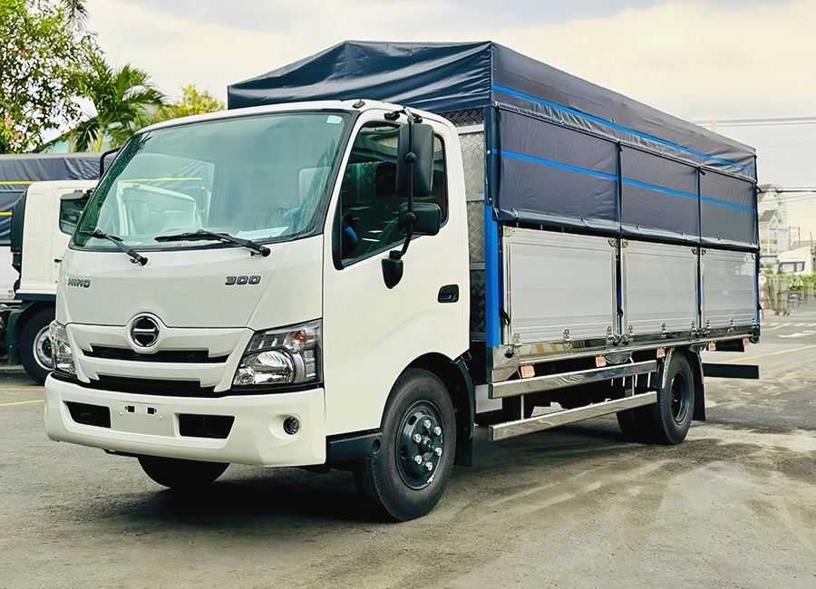 Xe Tải Hino XZU730 5 Tấn Thùng Mui Bạt 5.7m