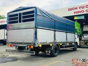 Xe Tải Hino XZU730 5 Tấn Thùng Mui Bạt 5.7m