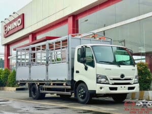 Xe Tải Hino XZU730 5 Tấn Thùng Mui Bạt 5.7m