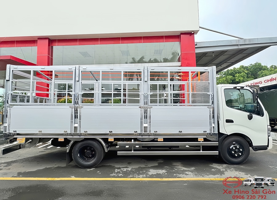 Xe Tải Hino XZU730 5 Tấn Thùng Mui Bạt 5.7m