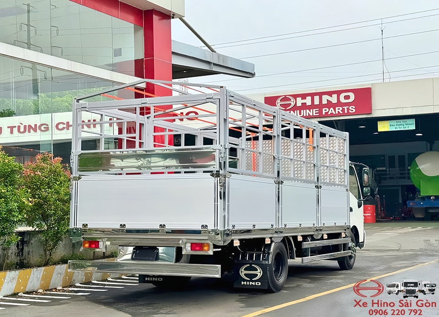 Xe Tải Hino XZU730 5 Tấn Thùng Mui Bạt 5.7m