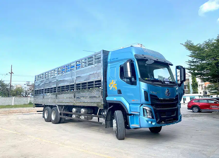 Xe Tải Chenglong H5 15 Tấn Thùng Chở Gia Súc 9.5m