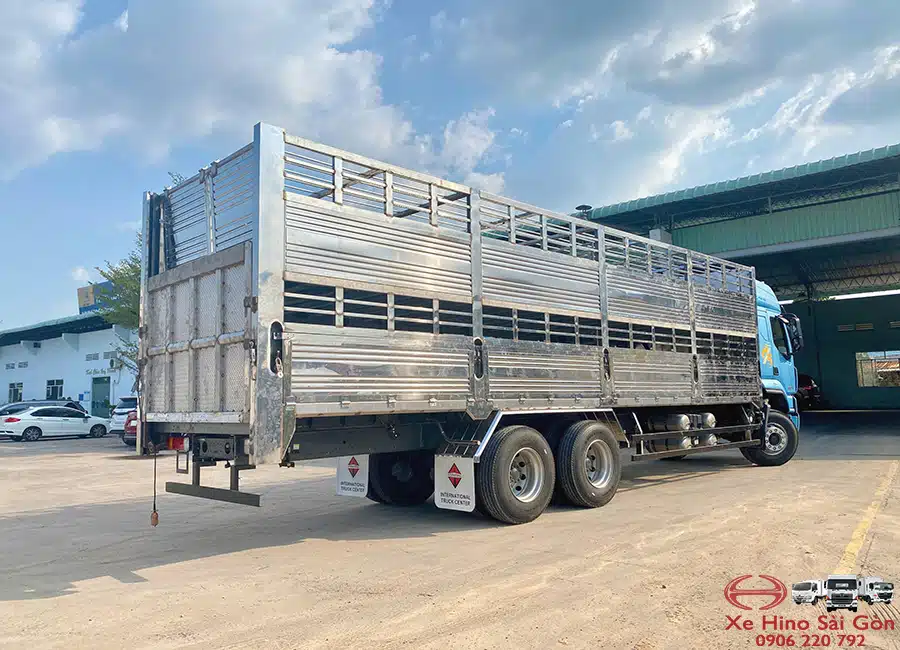 Xe Tải Chenglong H5 15 Tấn Thùng Chở Gia Súc 9.5m