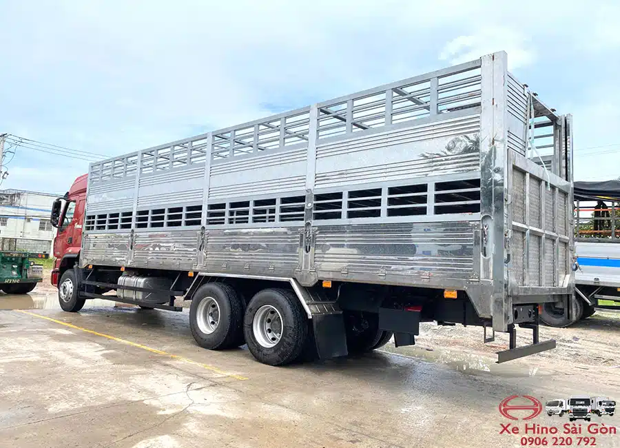 Xe Tải Chenglong H5 15 Tấn Thùng Chở Gia Súc 9.5m