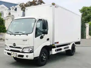 Xe Tải Hino XZU650 1.9 Tấn Thùng Kín Composite