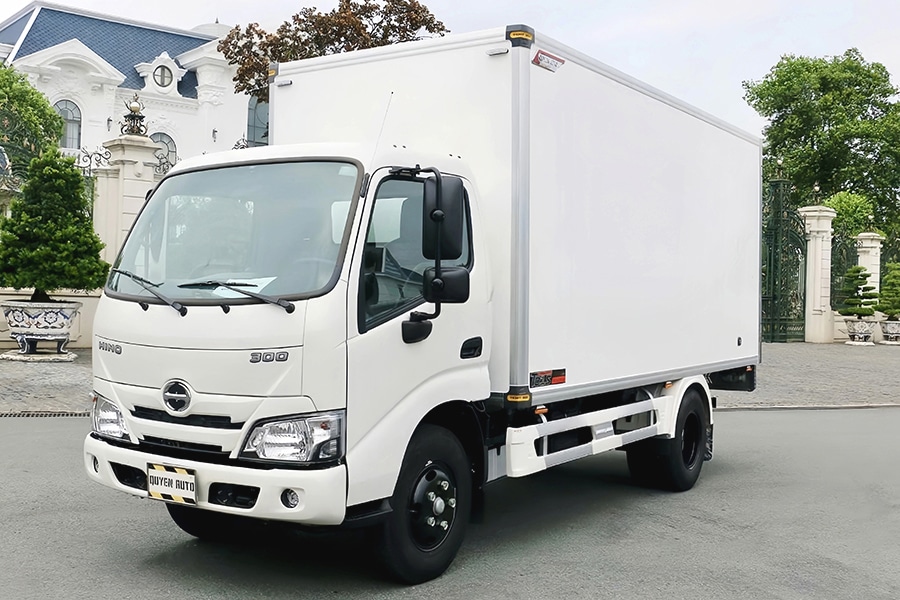 Xe Tải Hino XZU650 1.9 Tấn Thùng Kín Composite