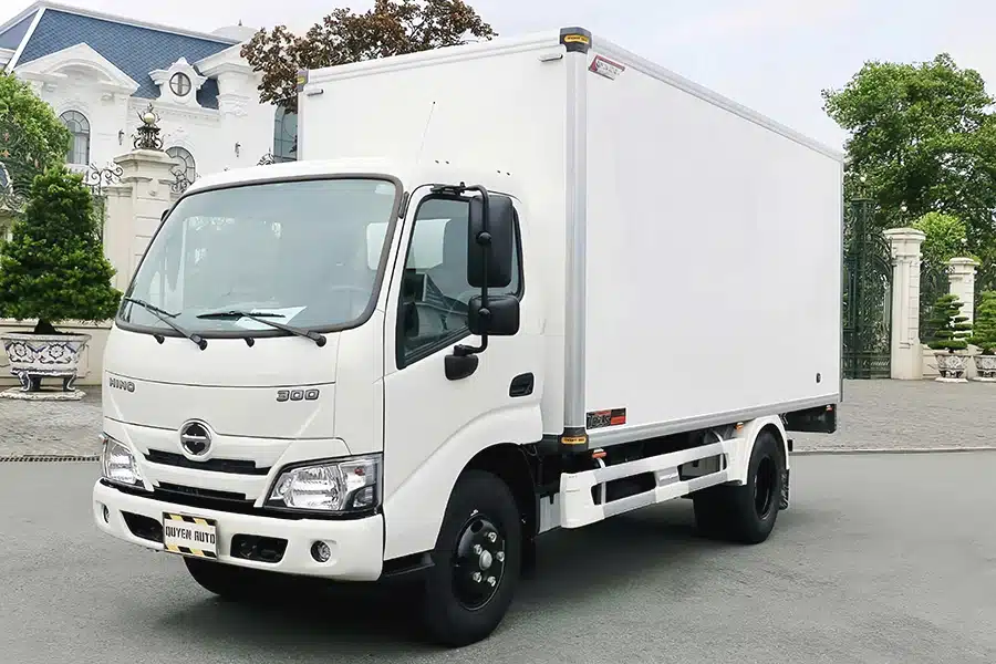 Xe Tải Hino XZU650 1.9 Tấn Thùng Kín Composite