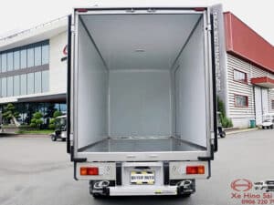Xe Tải Hino XZU650 1.9 Tấn Thùng Kín Composite