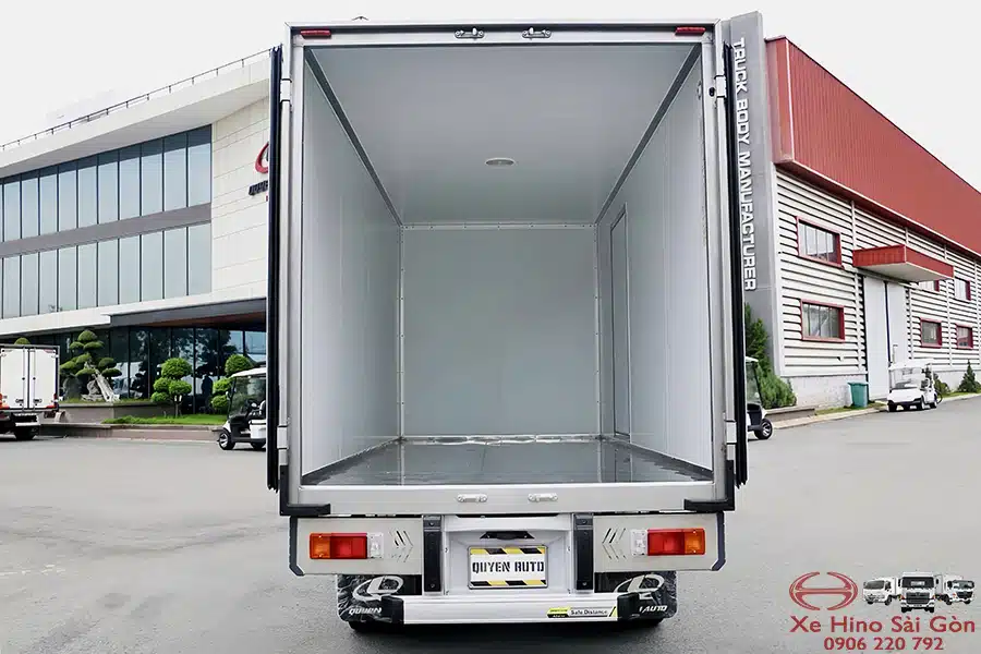 Xe Tải Hino XZU650 1.9 Tấn Thùng Kín Composite