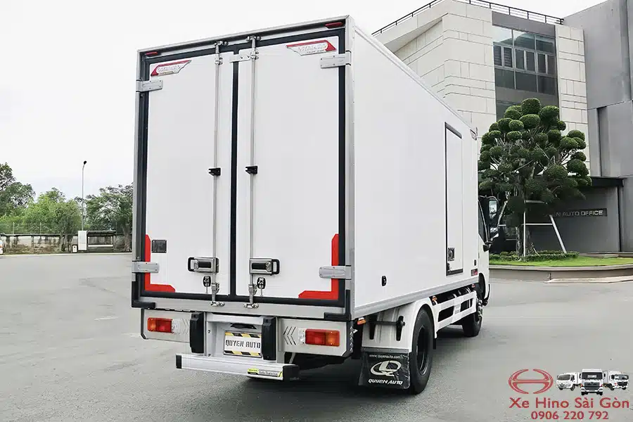 Xe Tải Hino XZU650 1.9 Tấn Thùng Kín Composite