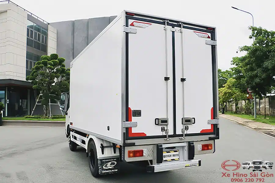 Xe Tải Hino XZU650 1.9 Tấn Thùng Kín Composite