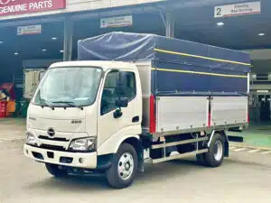 Xe Tải Hino XZU650 3.5 Tấn Thùng Mui Bạt Nhôm 4.5m