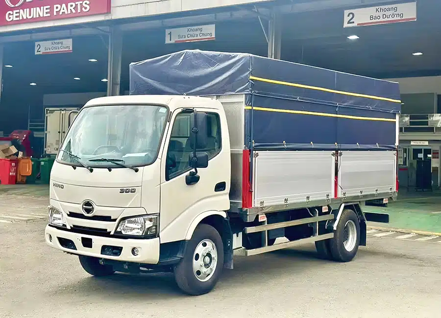 Xe Tải Hino XZU650 3.5 Tấn Thùng Mui Bạt Nhôm 4.5m